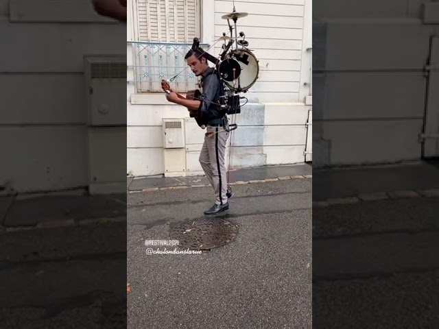 hombre toca varios instrumentos ala vez